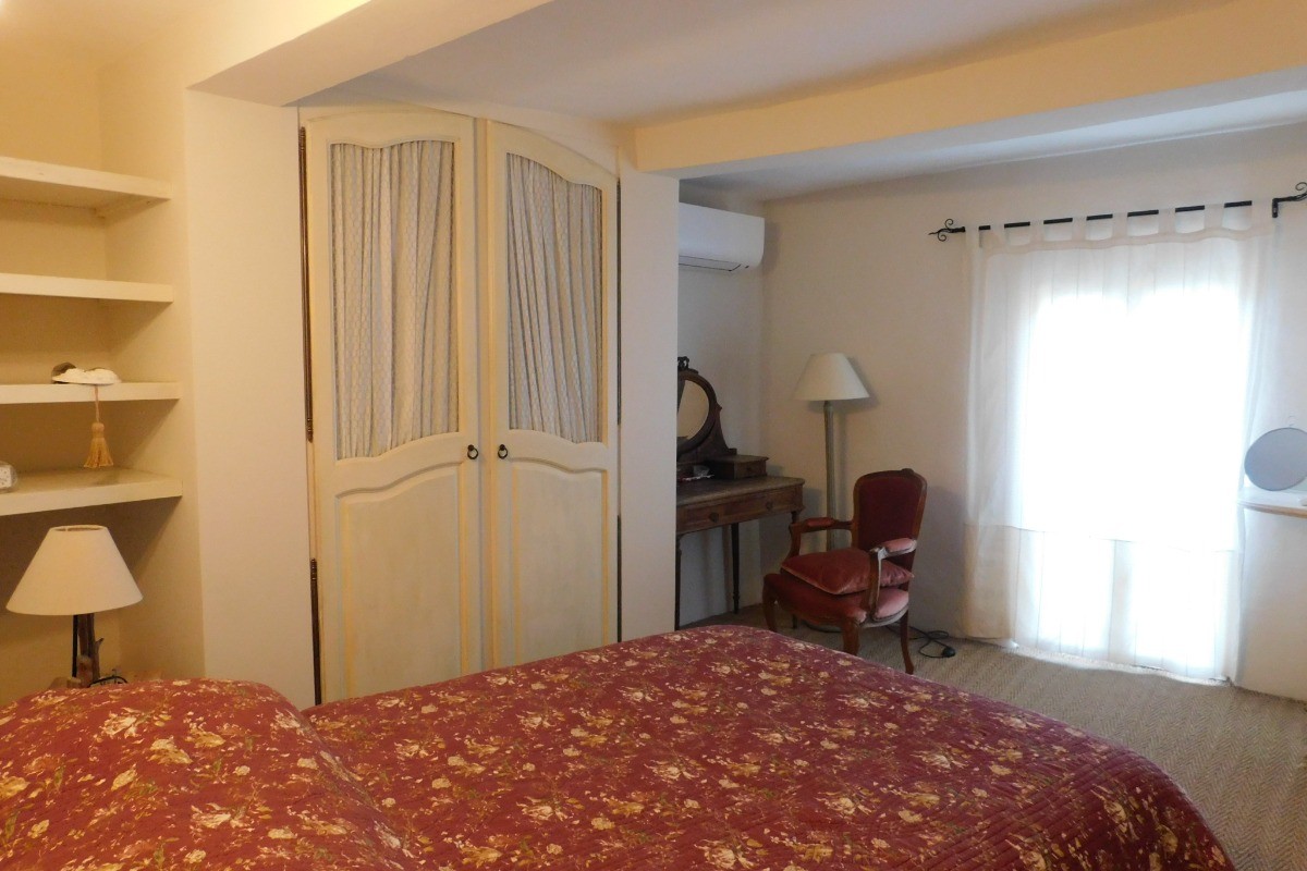 Chambre, lit 140x190, avec salle d'eau. 2ème niveau
