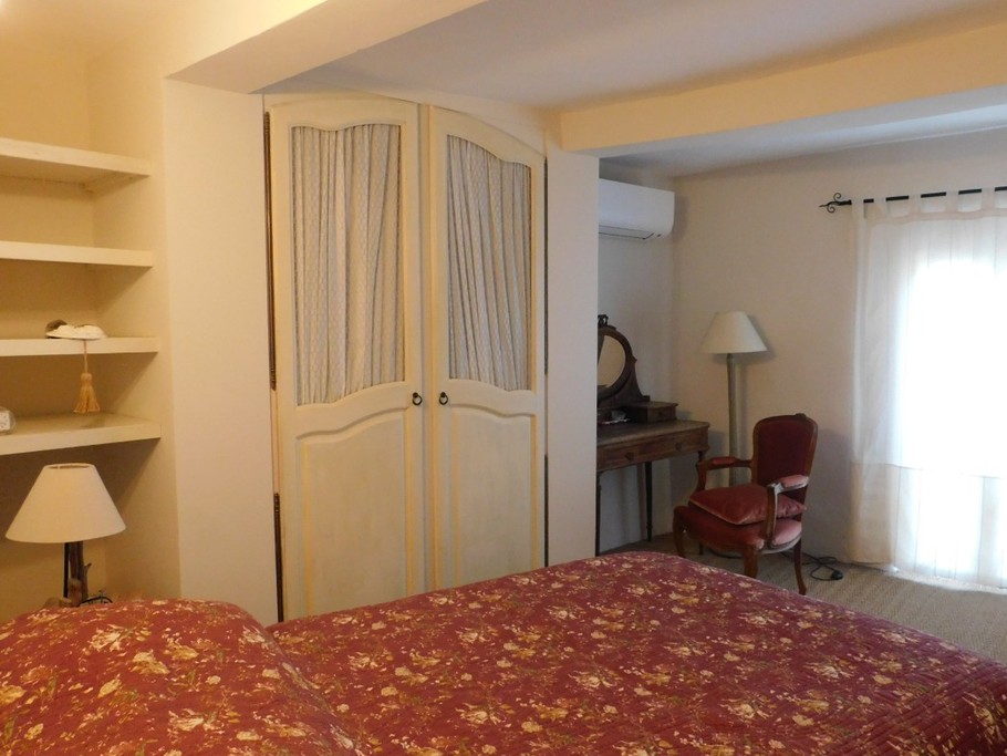 Chambre, lit 140x190, avec salle d'eau. 2ème niveau