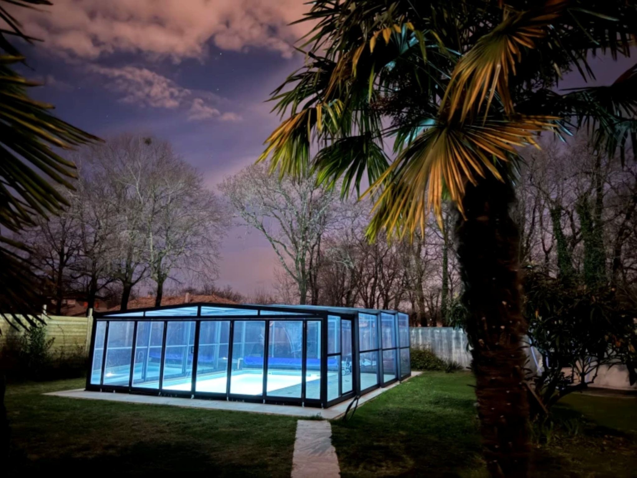 La piscine privée et sécurisée de La Villa des Eaux Claires à Puymoyen, gîte de groupe classé 4 étoiles pour 15 à 22 personnes, près d'Angoulême
