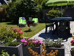 Terrasse côté Est, mobilier de jardin, barbecue.