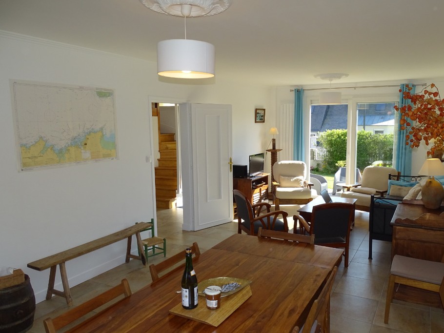 Grand séjour-salon ouvert sur les terrasses.