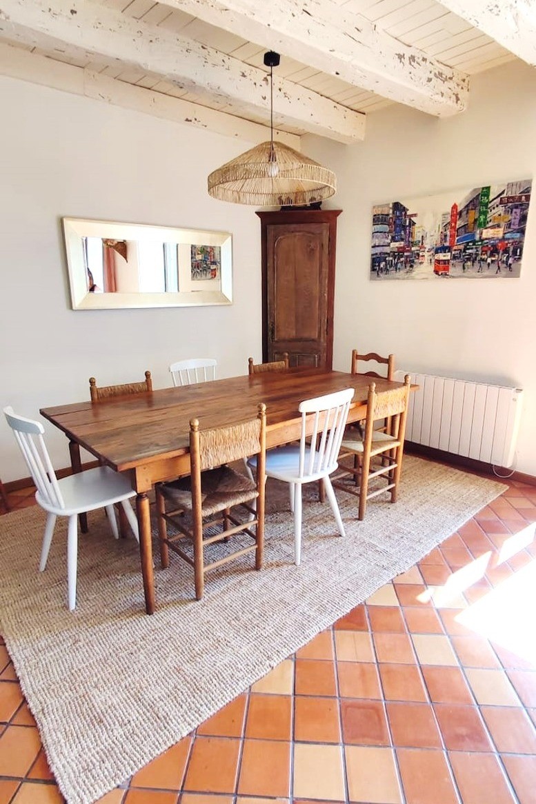 Grand salon chaleureux avec poutres apparentes et cheminée d'apparat. 
Crédits photo :  Mégane ARNAL