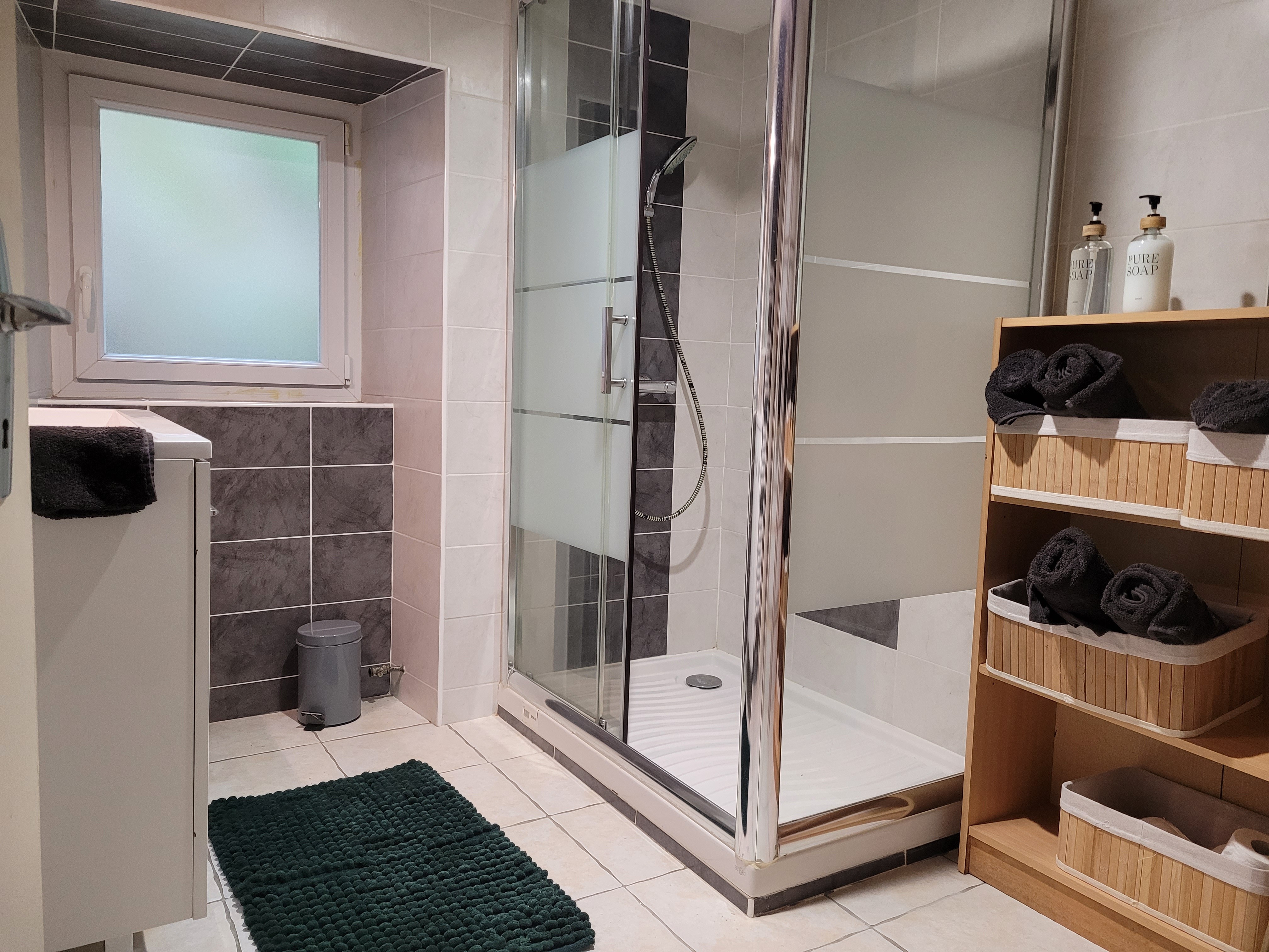 Le Bail, location Pontrieux, salle d'eau avec douche