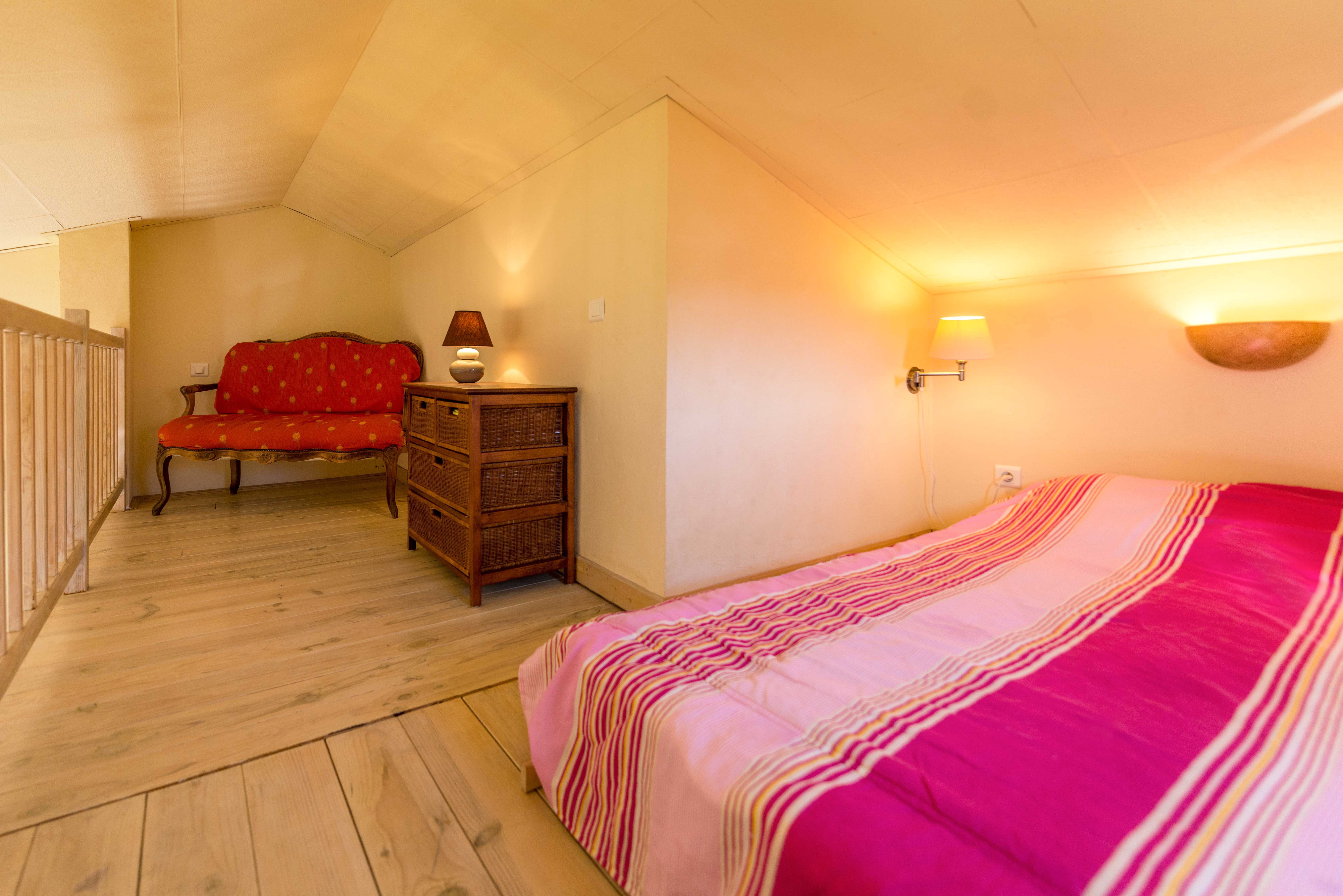 Lit dans espace mansardé