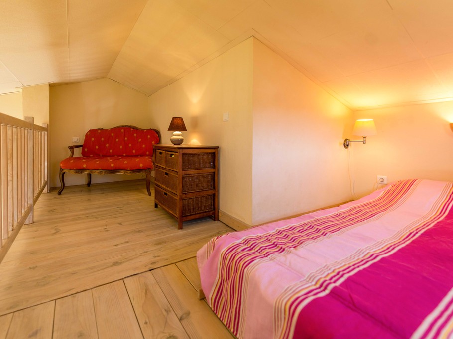 Lit dans espace mansardé