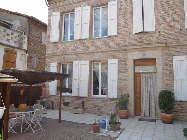 Cour, salon de jardin  - Lisle Sur Tarn - Tarn -