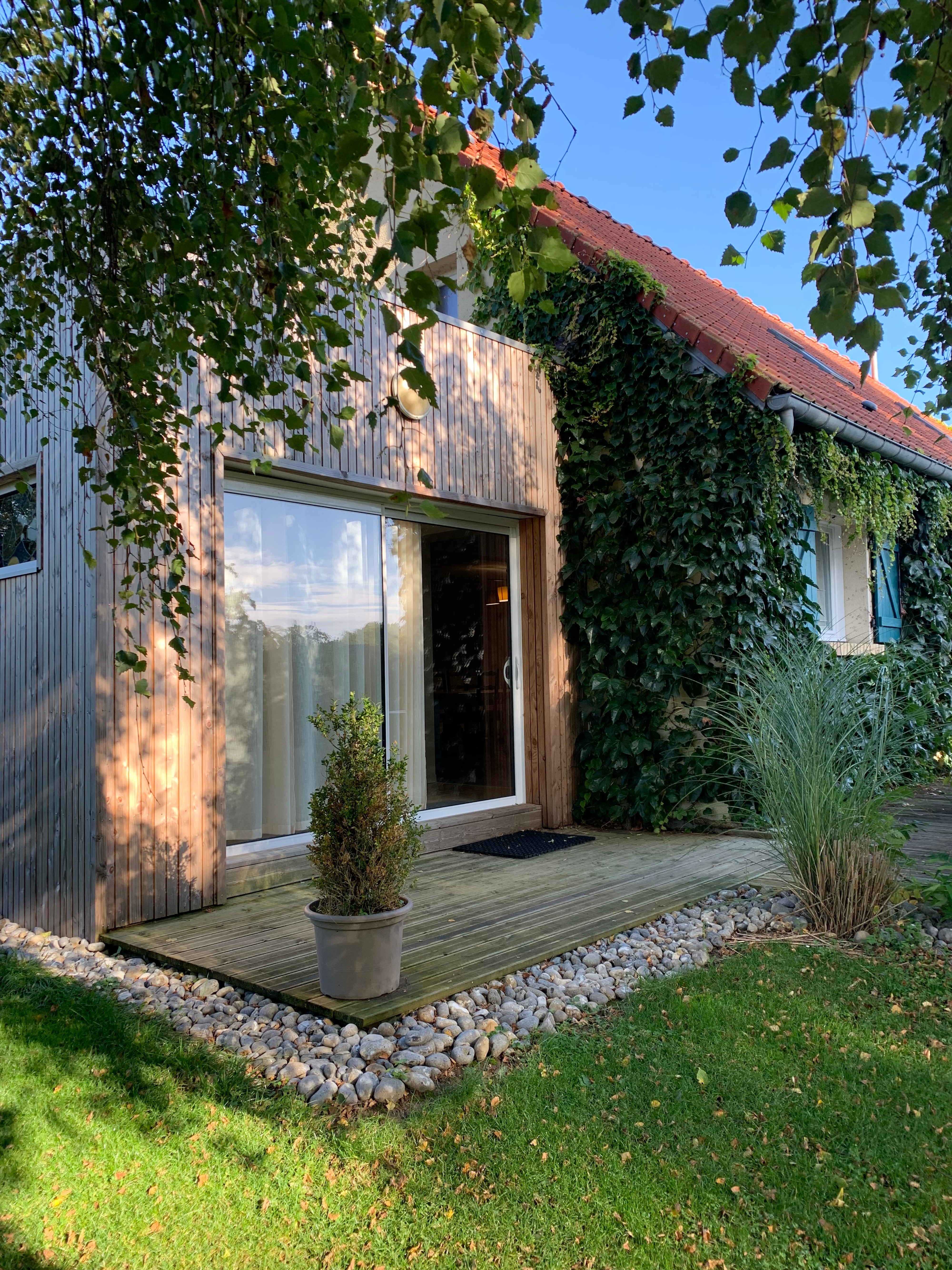 Le salon et la cuisine vus du jardin