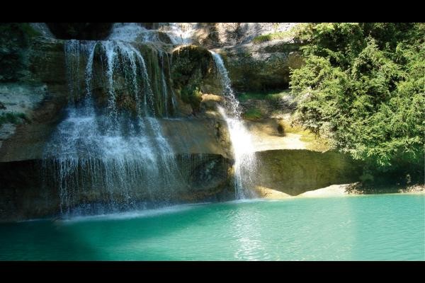 Cascade sur le lac de vouglans