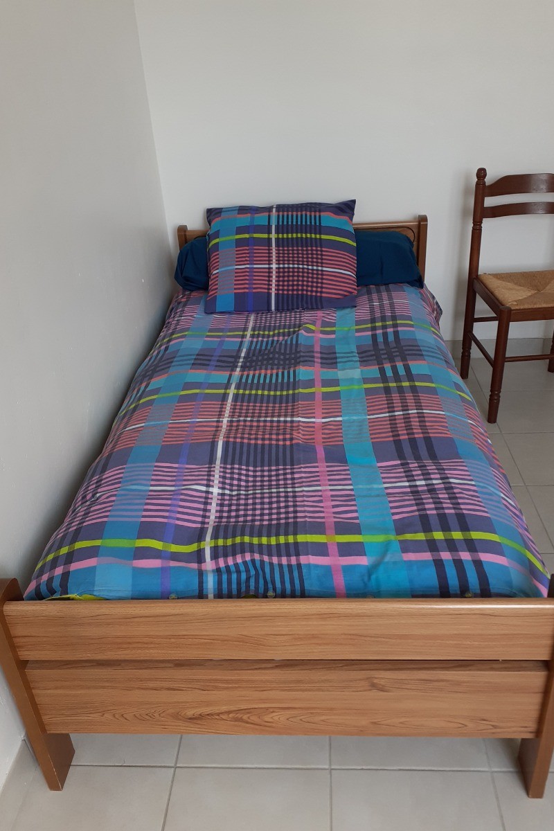 Chambre indépendante pour 3 personnes avec 1 lit 140 x 190 cm et 1 lit 90 x 190 cm.