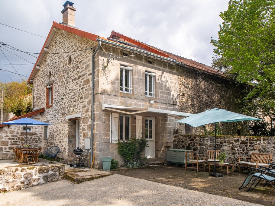 Terrasse ombragée HAUTE-VIENNE 87 Gîte Le KAOLIN Clévacances