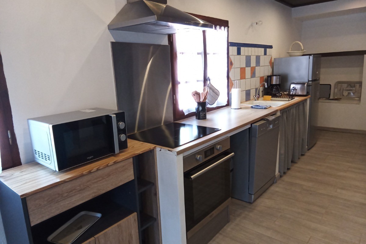 Espace cuisine, La Maison de Thalia, au cœur du village (proche Sisteron, Provence)