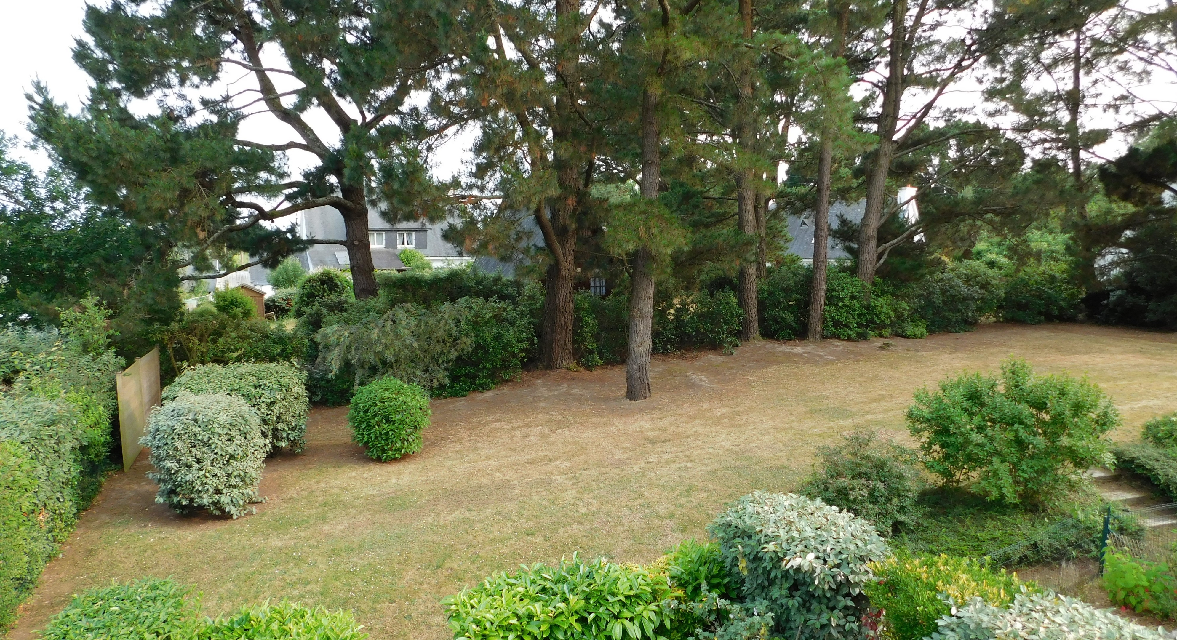 Grand jardin accessible avec rangment vélos