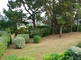 Large accessible garden with bicycle storage
