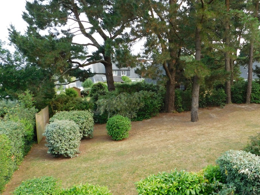 Grand jardin accessible avec rangment vélos