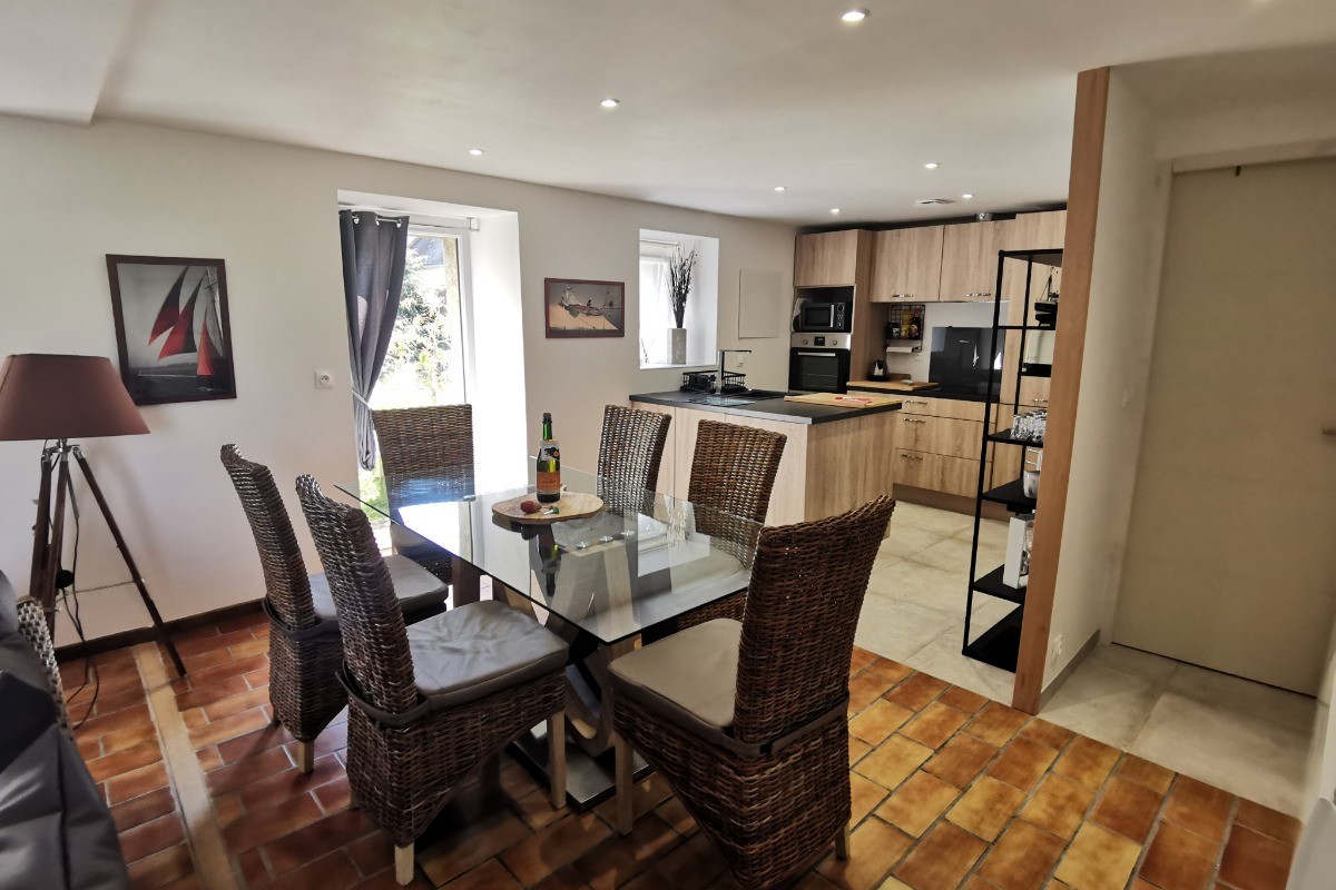 Salle à manger donnant sur cuisine
