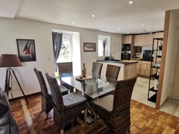 Salle à manger donnant sur cuisine