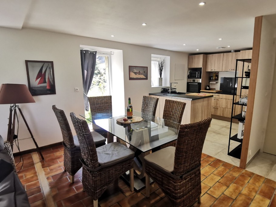 Salle à manger donnant sur cuisine