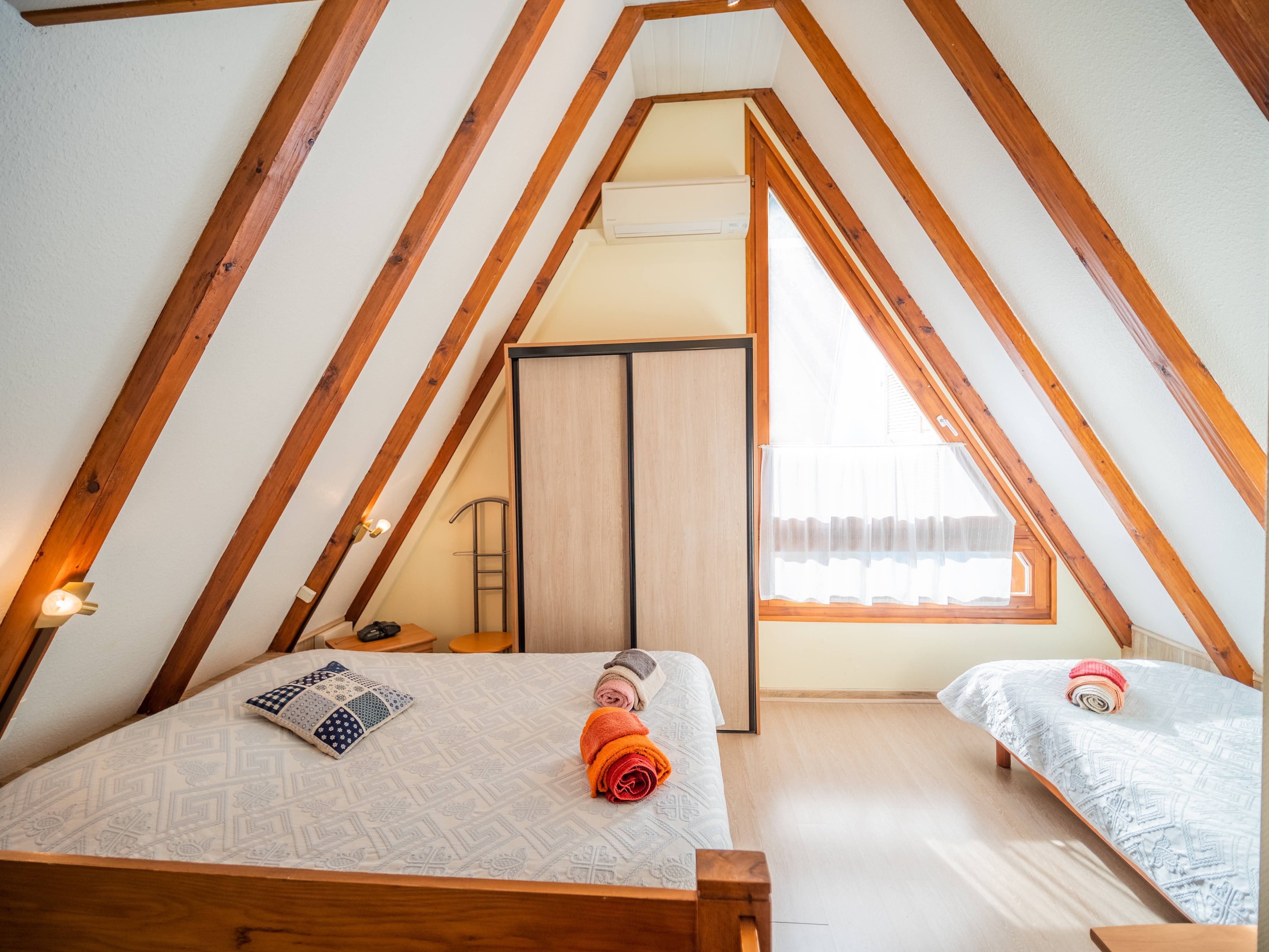 Vue de la chambre entière (le lit double et lit simple)
