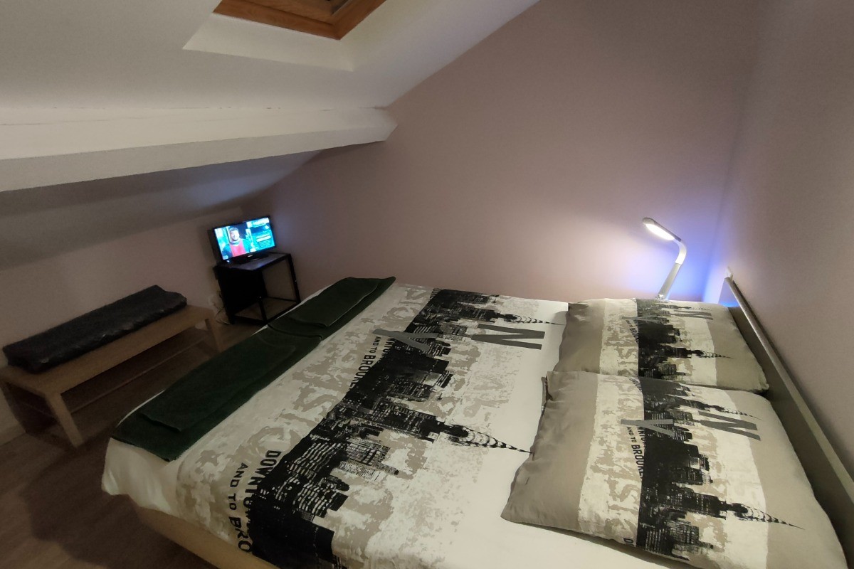 chambre double à l'étage  lit 140x190.