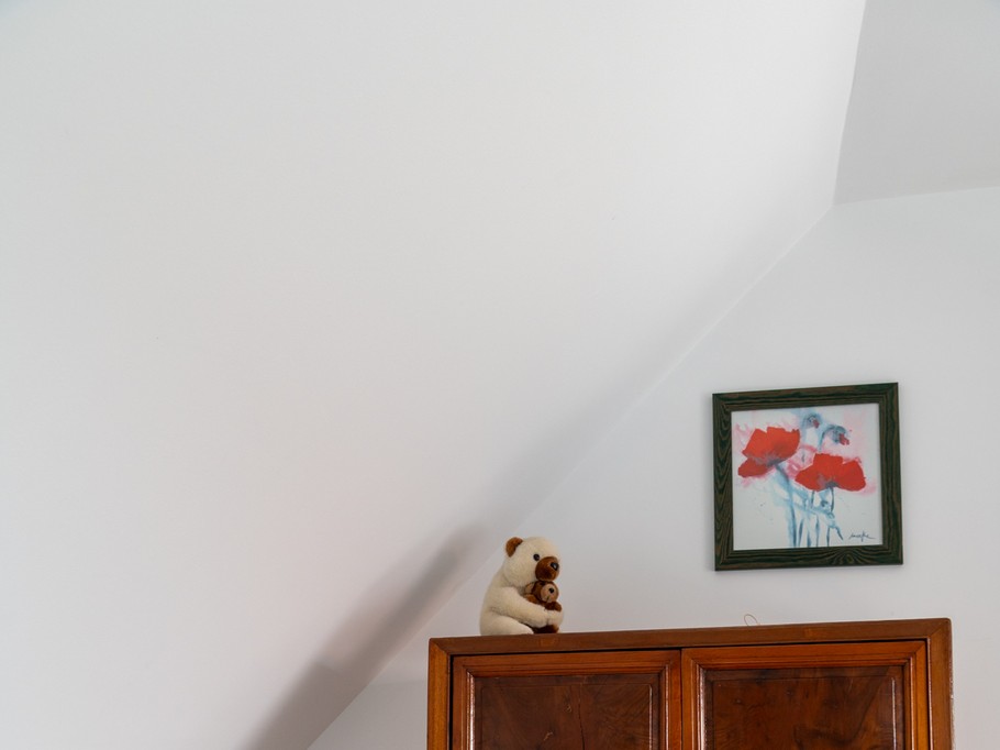 Chambre aux 3 lits avec son joli meuble indonésien