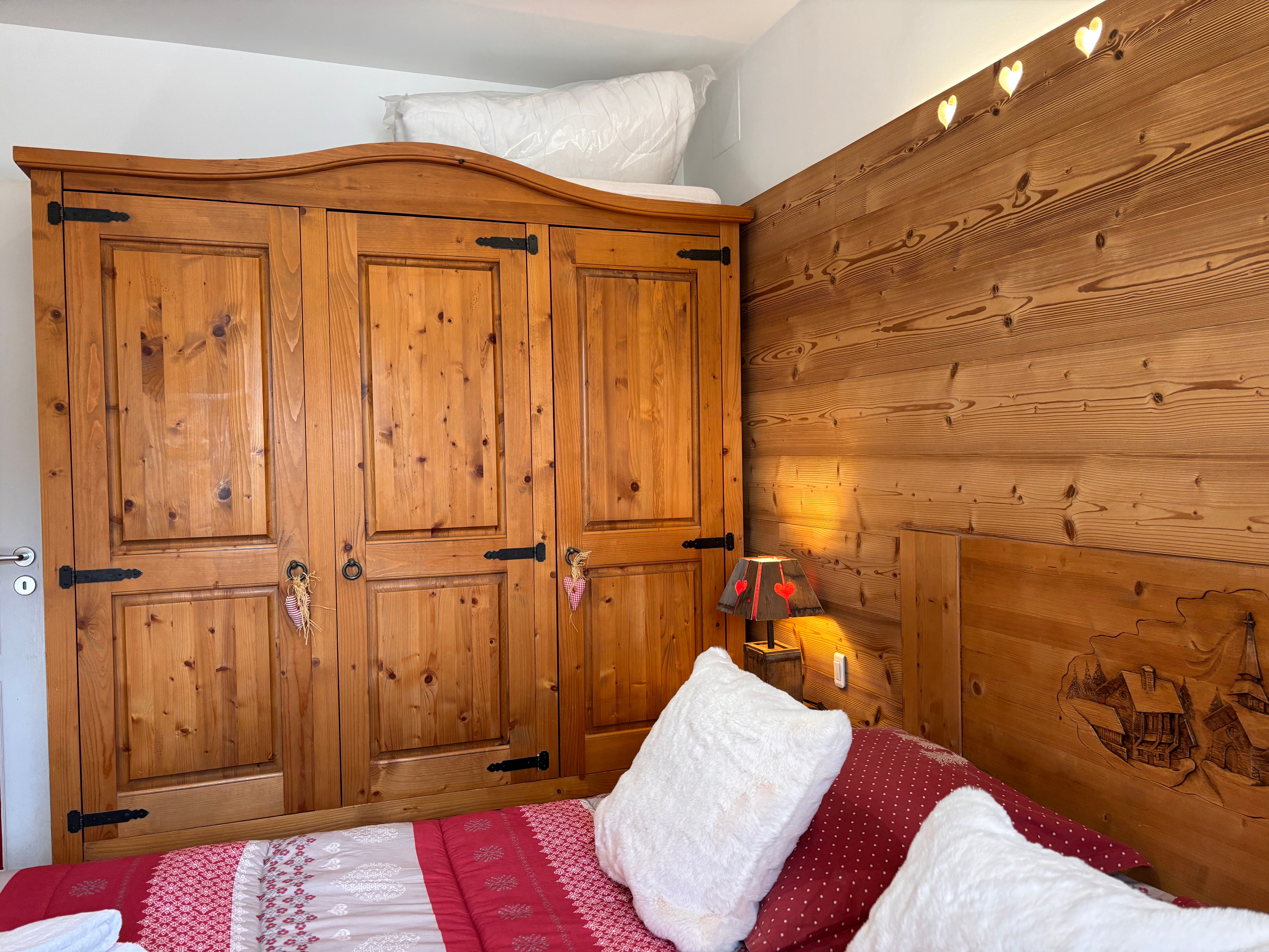 Chambre avec armoire de rangement - Appartement "Coup de Cœur" à Gérardmer