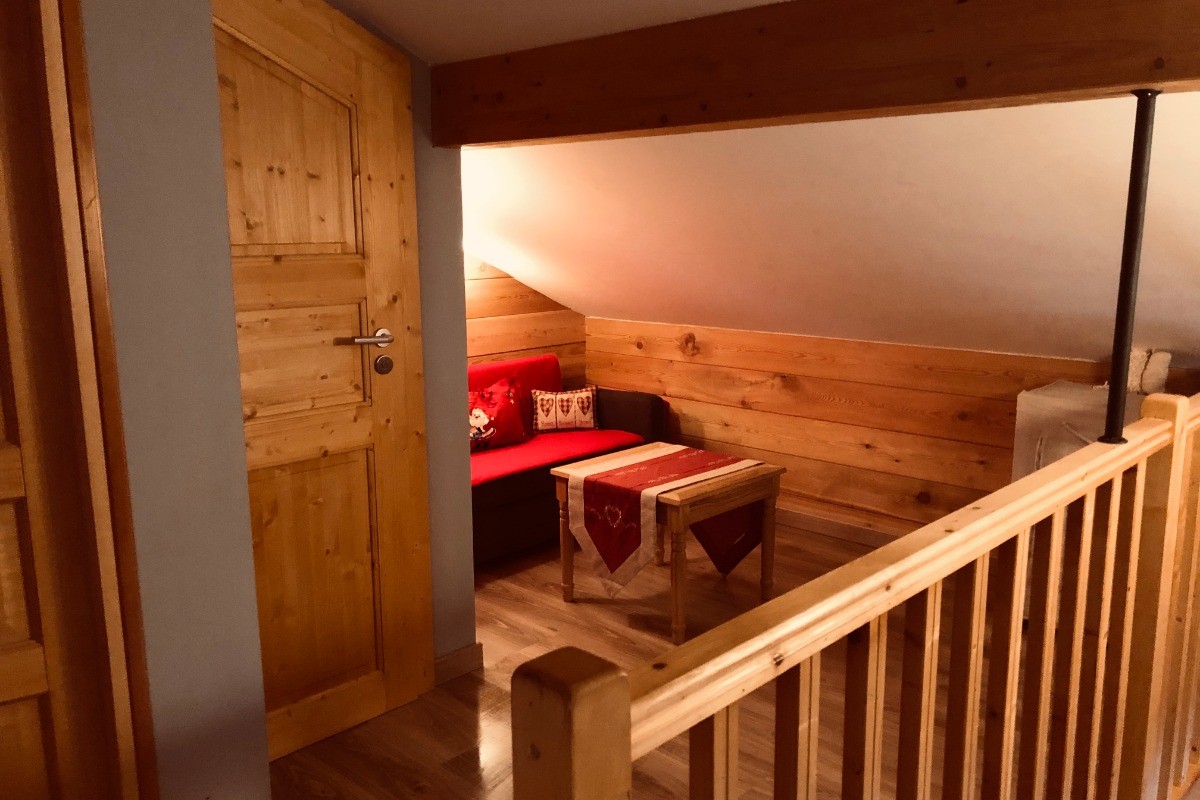 Espace mezzanine avec jeux et livres WC indépendant à l'étage