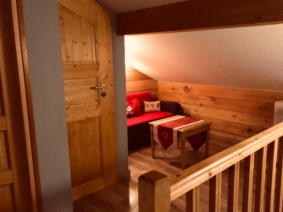 Espace mezzanine avec jeux et livres WC indépendant à l'étage