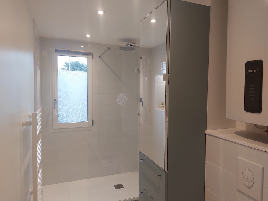 Shower room with walk-in shower, washbasin, toilet and heated towel rail