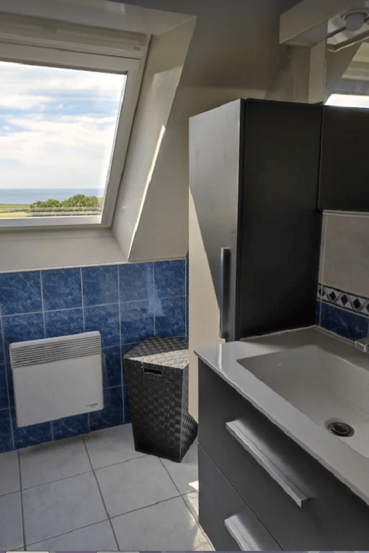 Etage: salle d'eau avec vue mer
