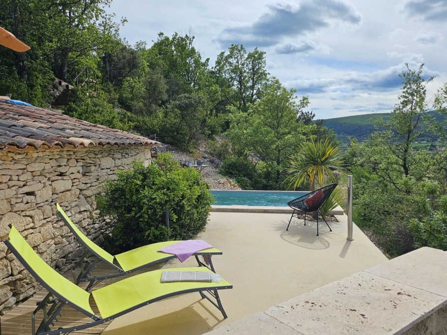 Terrasse avec piscine, Gîte le Larès, Domaine la Melette