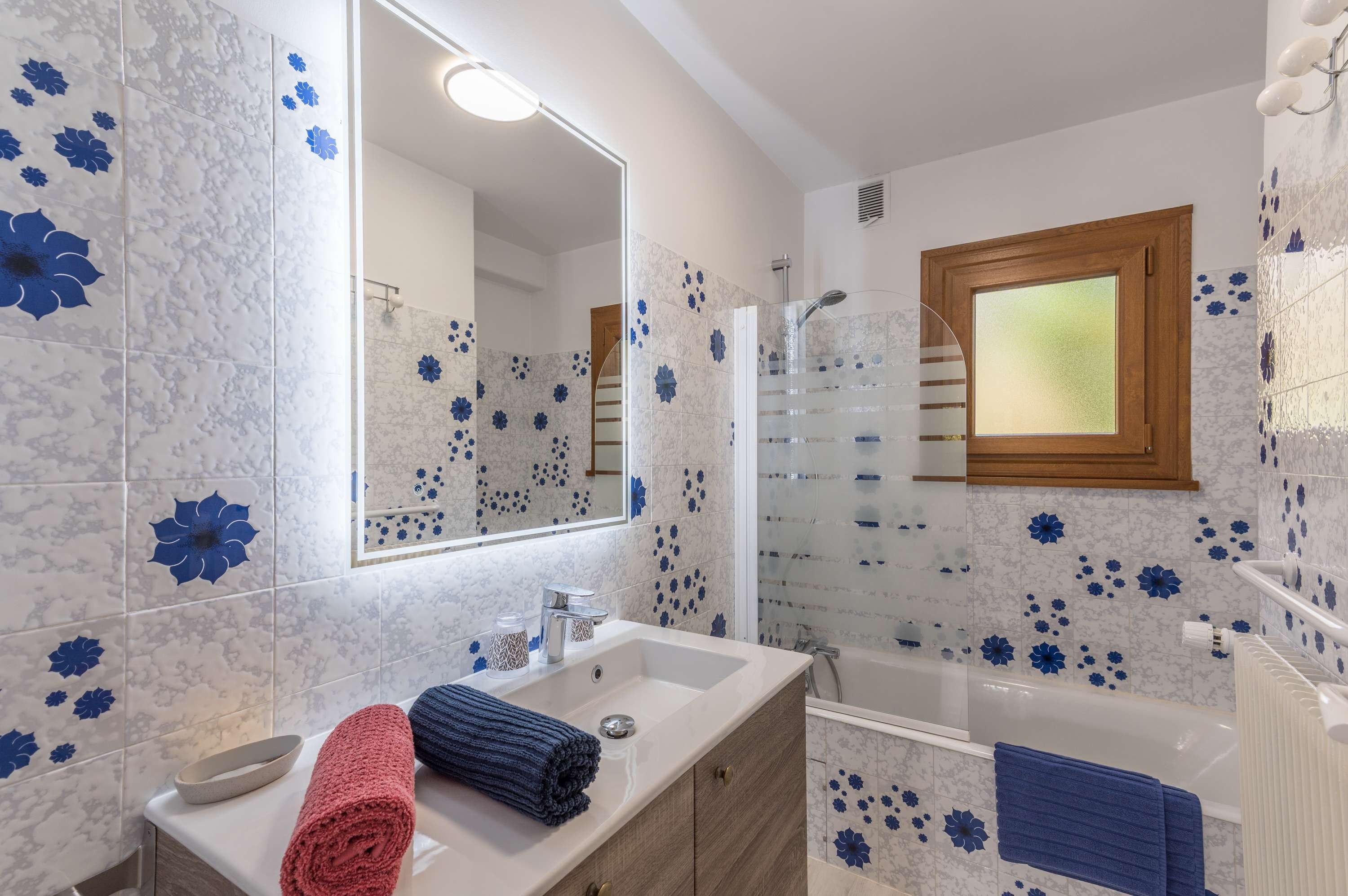 Salle de bains, baignoire équipée avec douche