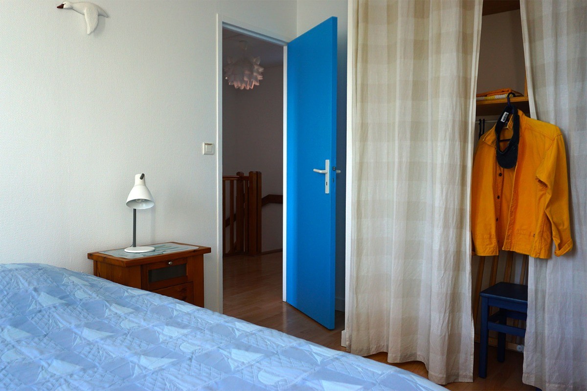 Une chambre avec rangement