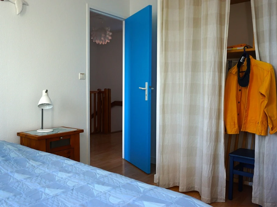 Une chambre avec rangement