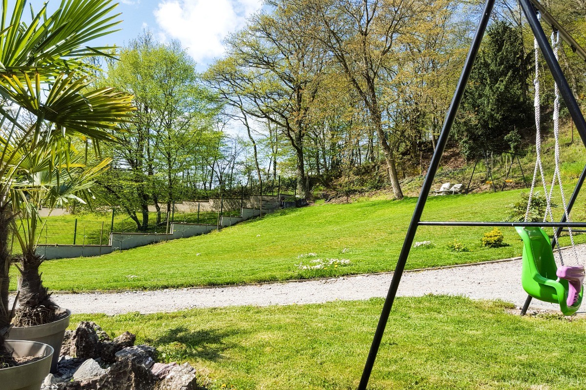 Vue sur le jardin et lisière de forêt
