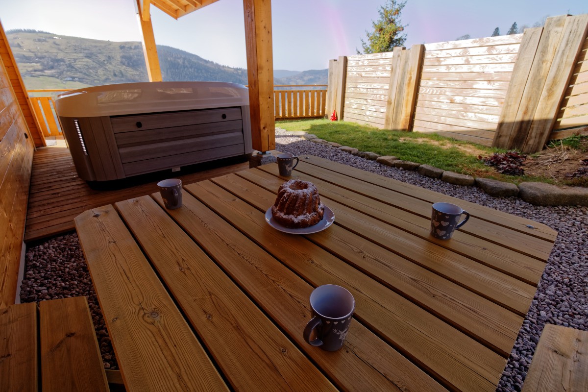 Terrasse Ouest avec spa Haut de gamme et table en bois