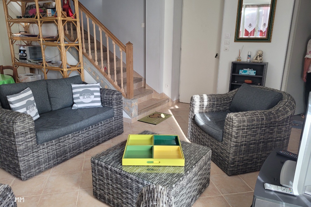 Salon et accès au 1er étage.