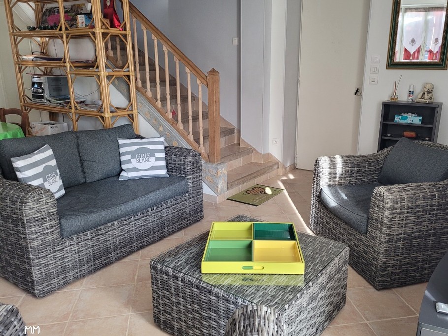 Salon et accès au 1er étage.