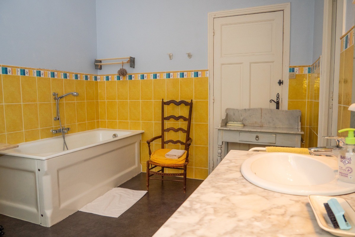 salle de bains de la chambre biros