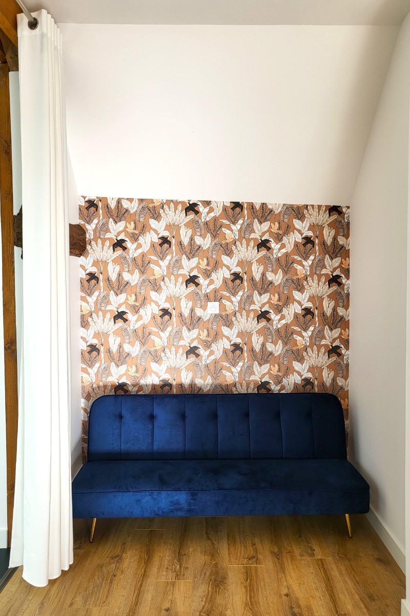 Chambre 1 pour deux personnes avec TV et sa grande salle de bain double vasques (baignoire et douche) et WC séparés. Possibilité d'un couchage d'appoint.