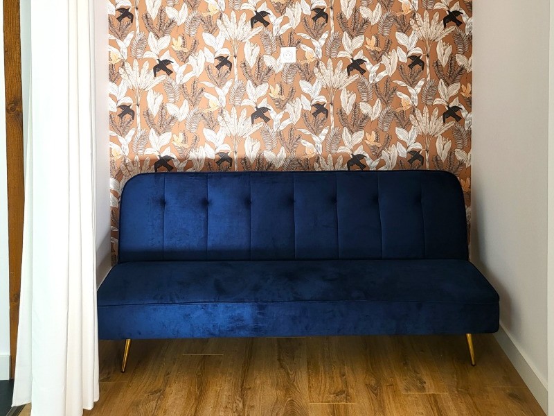 Chambre 1 pour deux personnes avec TV et sa grande salle de bain double vasques (baignoire et douche) et WC séparés. Possibilité d'un couchage d'appoint.