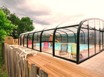 Piscine couverte et sécurisée pour les 2 gîtes