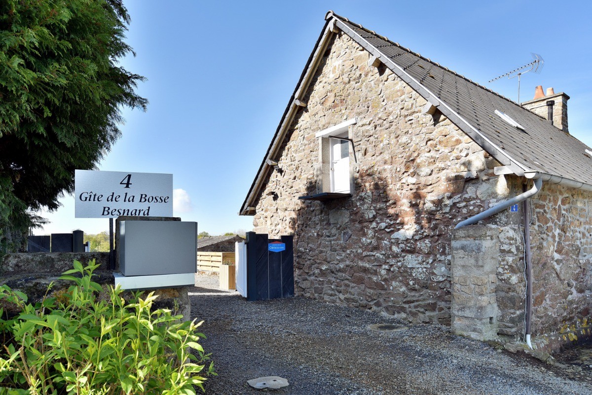 Entrée de la propriété, entièrement restaurée, à deux pas du télégraphe de Saint-Marcan.