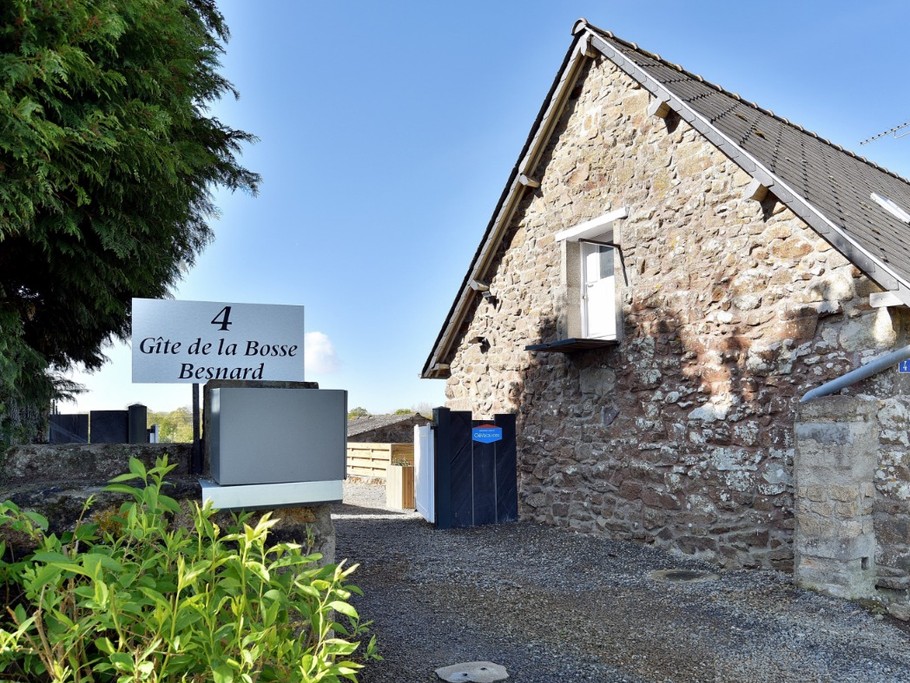Entrée de la propriété, entièrement restaurée, à deux pas du télégraphe de Saint-Marcan.