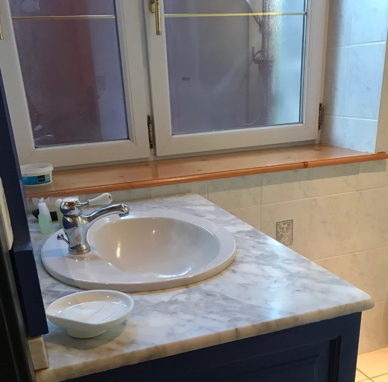 Séjour en gîte avec piscine, pour 12 personnes, avec piscine privée couverte en Creuse salle d'eau au rez de chaussée