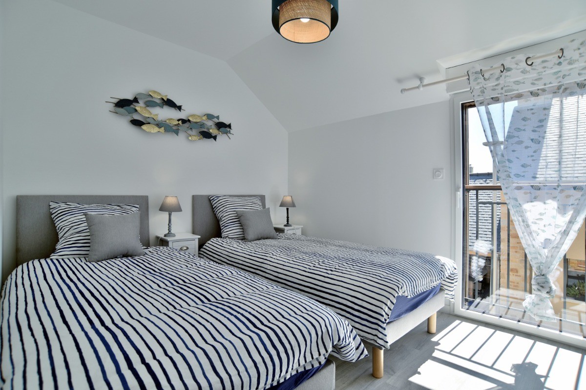 A l'étage côté ruelle, chambre pour 2 personnes (2 lit 90x200 cm ou 1 lit 180x200 cm).