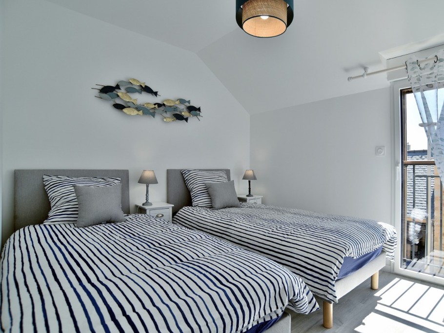 A l'étage côté ruelle, chambre pour 2 personnes (2 lit 90x200 cm ou 1 lit 180x200 cm).