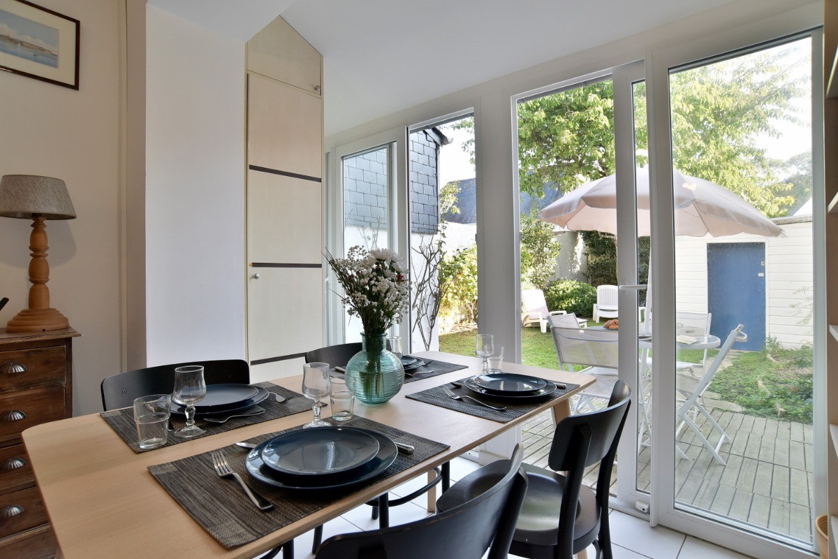 Coin repas avec accès sur le jardin exposé Est