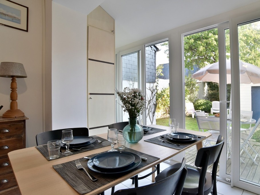 Coin repas avec accès sur le jardin exposé Est