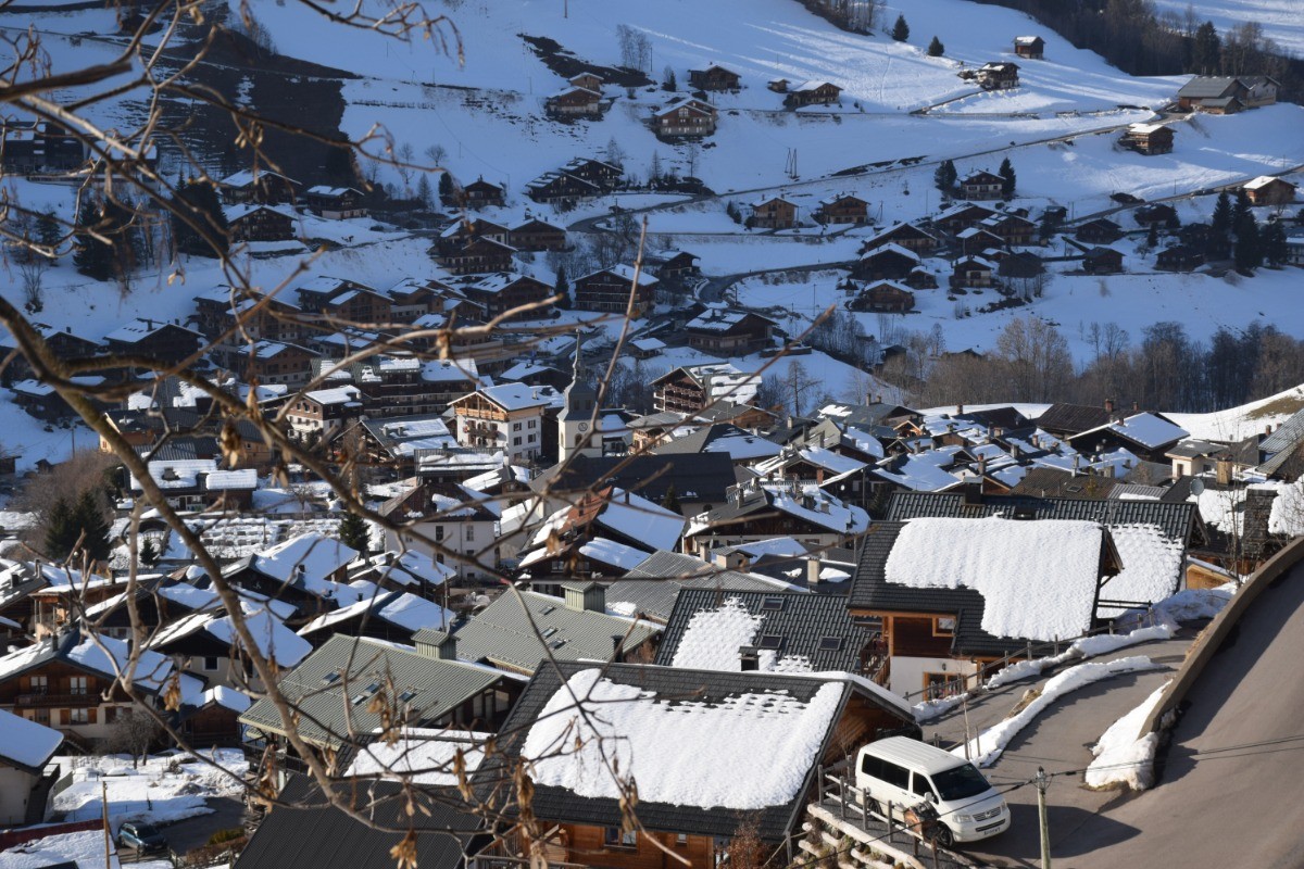 Le village d'Arêches en contre-bas