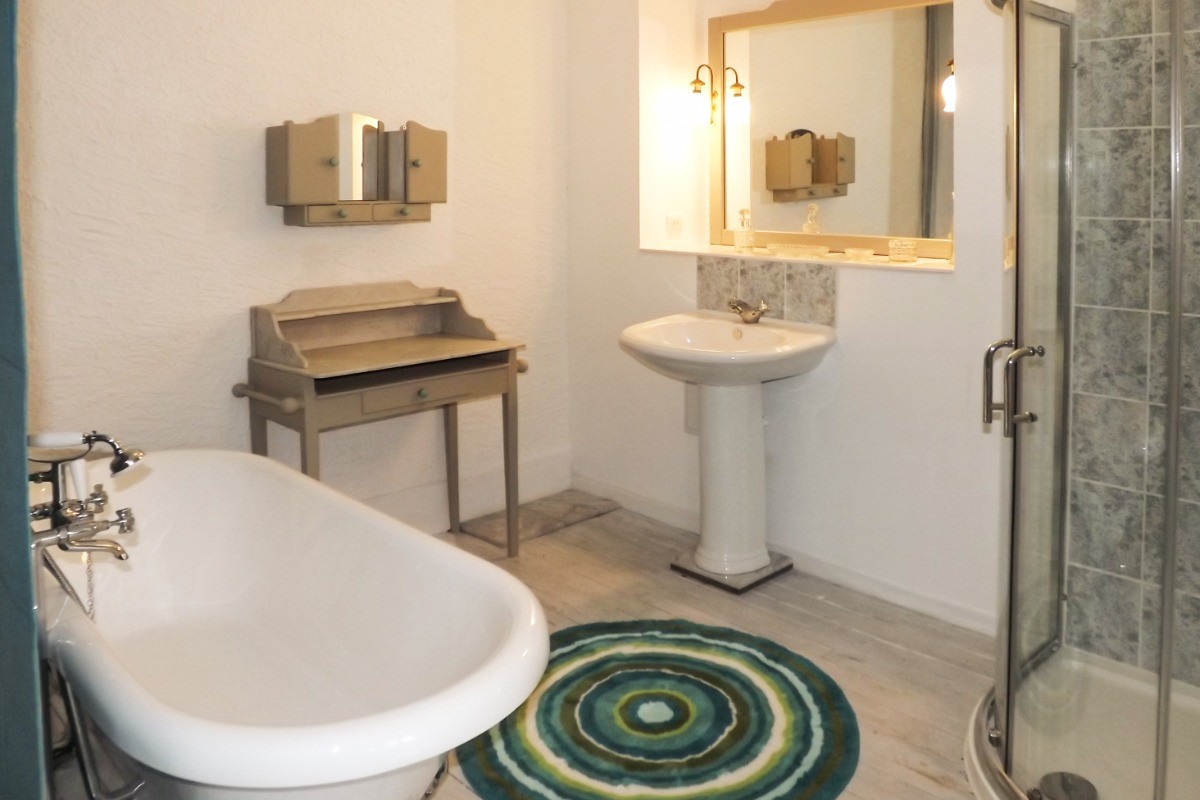 la salle de bain de la chambre